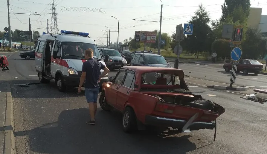 В Гомеле на улице Ефремова «Жигули» вылетели на тротуар и сбили двух женщин. Они госпитализированы 